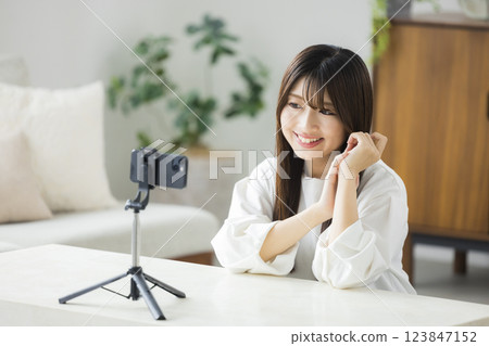 一個女人帶著智能手機 123847152