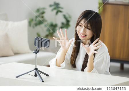 A woman to take with a smartphone 123847153