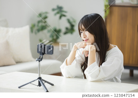 A woman to take with a smartphone 123847154