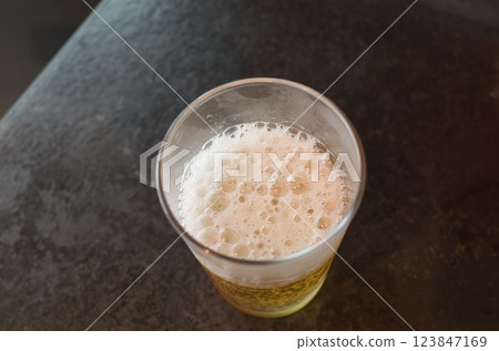 啤酒倒入一杯 123847169
