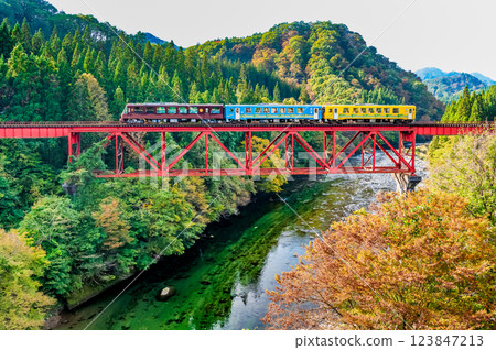 秋田內陸鐵道的列車正在穿越大又川大橋 秋田內陸鐵道的列車正在穿越大又川大橋 123847213