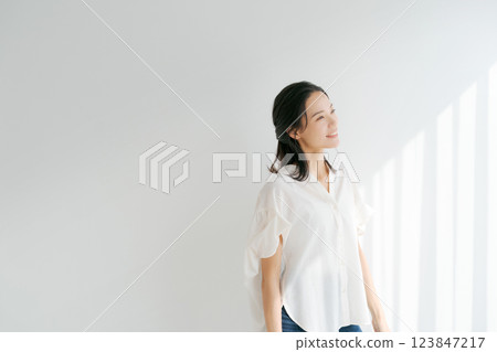 早晨陽光下的年輕女子 123847217