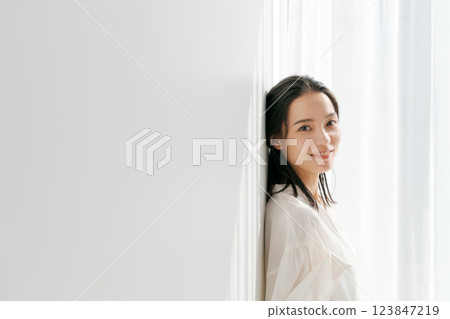 早晨陽光下的年輕女子 123847219