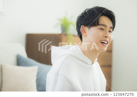 看鏡子的一個年輕人 123847270