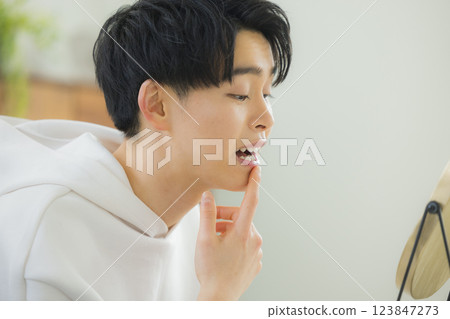 看鏡子的一個年輕人 看鏡子的一個年輕人 123847273