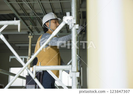 A man working at a construction site 123847307