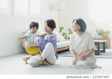 客廳裡的三代家庭 123847367