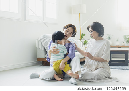 客廳裡的三代家庭 123847369