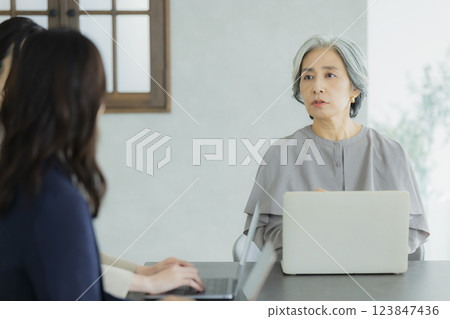 灰髮女性商業團隊 123847436