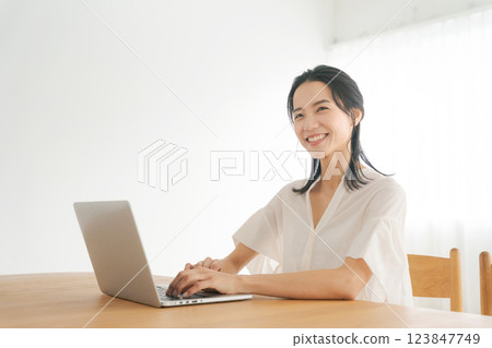 一個女人使用電腦 123847749