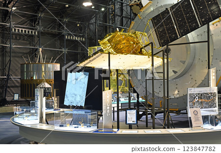 鋪就未來之路的衛星 鋪就未來之路的衛星 123847782