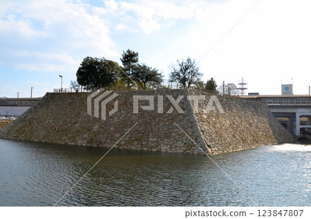 三原城遺址天守閣的石牆 三原城遺址天守閣的石牆 123847807