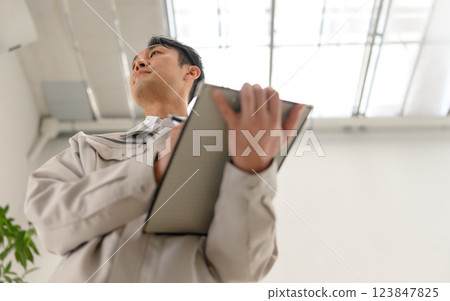 穿著工作服的承包商圖片 123847825