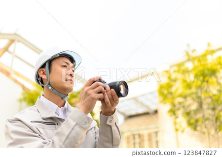 一名身穿工作服的男子的商業場景 123847827