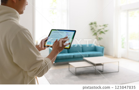 一名男子手持平板電腦的肖像 123847835