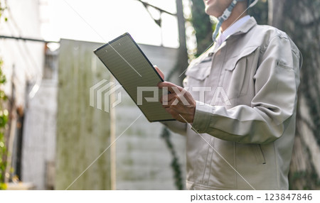 一名身穿工作服的男子的商業場景 123847846