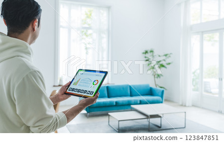 一名男子手持平板電腦的肖像 123847851