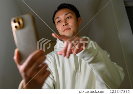 操作智慧型手機的男性肖像 123847885