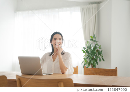 一位面帶微笑的遠距工作女士 一位面帶微笑的遠距工作女士 123847990