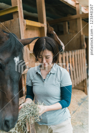 馬 馬兒 女生 123848167