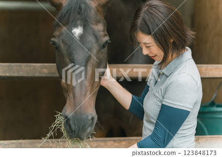 馬 馬兒 女生 123848173