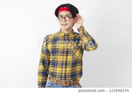 秋葉原風格的男人用手摀住耳朵聆聽，白色背景 123848234