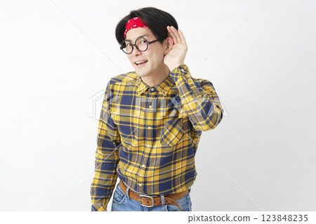 秋葉原風格的男人用手摀住耳朵聆聽，白色背景 123848235