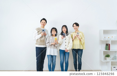 微笑的父母和孩子拿著智慧型手機 123848298