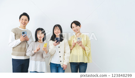 微笑的父母和孩子拿著智慧型手機 123848299