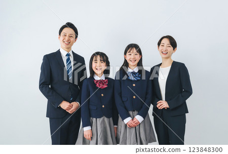 微笑的女學生家長和孩子排隊 123848300