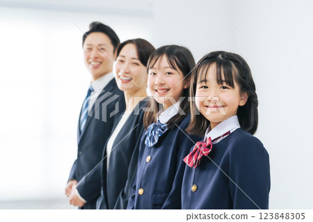 Smiling female student parents and children lined up 123848305