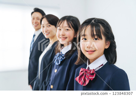 Smiling female student parents and children lined up 123848307