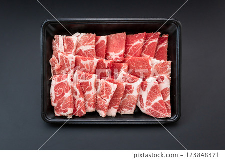 烤肉用的豬肩肉,頂視圖 烤肉用的豬肩肉,頂視圖 123848371