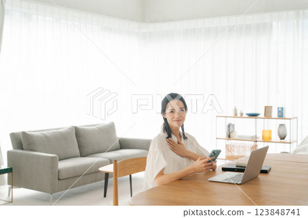 一位 30 多歲的女性在家工作 一位 30 多歲的女性在家工作 123848741