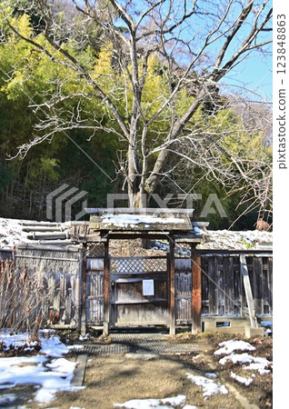 The back gate of the Yamadera Jōzan residence 123848863