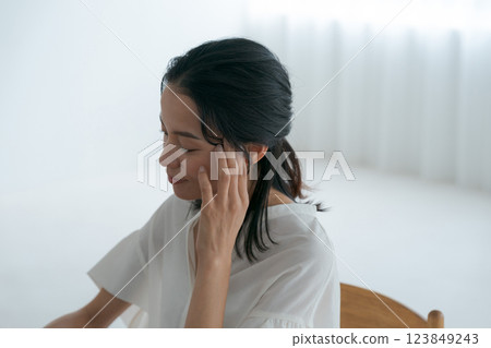 A woman suffering from a headache 123849243