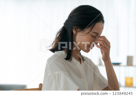 A woman suffering from a headache 123849245