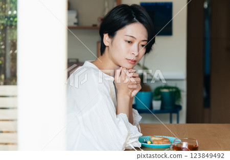 在客廳思考的女人 123849492