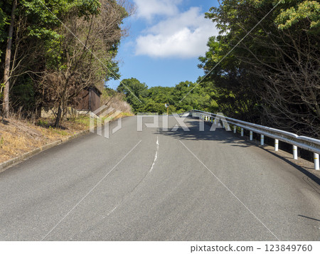 A mountain pass that passes through Mount Takao in Kashiwara, Osaka Prefecture 123849760