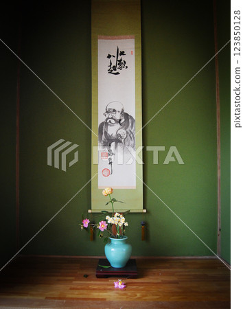 A hanging scroll of "Fall down seven times, get up eight times" and flowers displayed in the tokonoma alcove A hanging scroll of "Fall down seven times, get up eight times" and flowers displayed in the tokonoma alcove 123850128