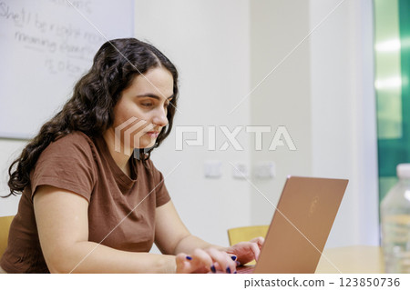 使用計算機的拉丁女人 123850736