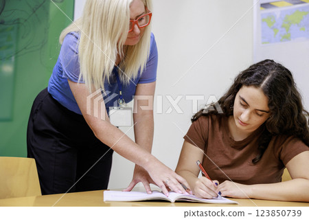 和老師一起學習的女孩 123850739