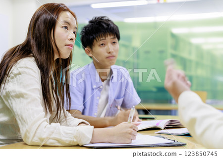 學生和教授開會 學生和教授開會 123850745