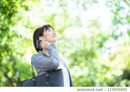 穿西裝的女員工 穿西裝的女員工 123850808