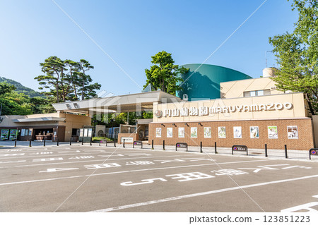 北海道札幌市圓山動物園陽光明媚的日子 123851223