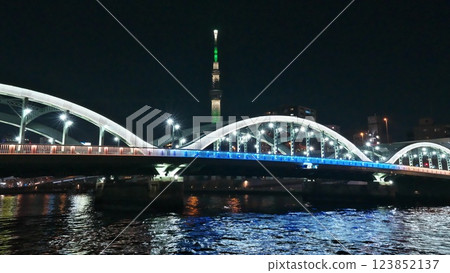 夜晚的隅田川馬橋和夜晚的綠色天空樹 123852137