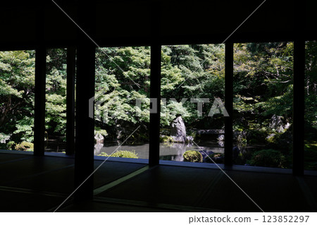 寺廟庭院映襯著新綠 寺廟庭院映襯著新綠 123852297