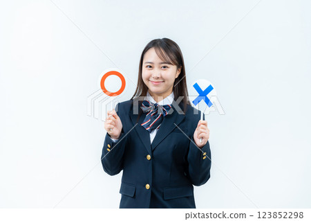 一名女高中生拿著一個有圓圈和十字架的盤子 一名女高中生拿著一個有圓圈和十字架的盤子 123852298
