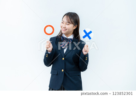 一名女高中生拿著一個有圓圈和十字架的盤子 123852301