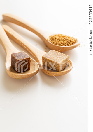 白色背景中的清湯和肉湯 123853413